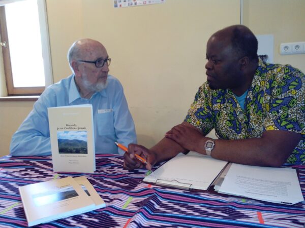 Lors d'une conférence sur le Rwanda aux côtés de l'homme d'église, Michel Donnet.