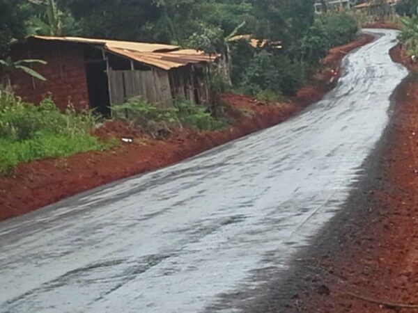 Cameroun - Route rénovée spécialement pour le convoi funéraire d'un ancien homme d'État.