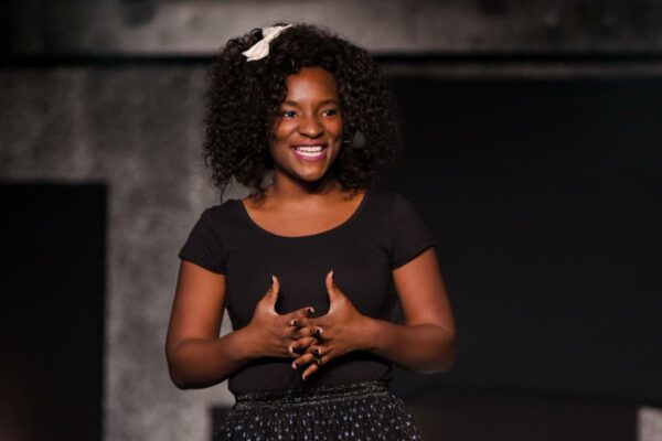 « Presque célèbre »: 1h30 de délire avec Cécile Djunga