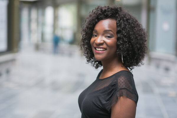 Cécile Djunga : humour et charme, ça l’fait !