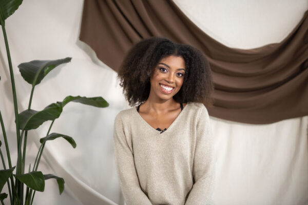 Le cheveu crépu est encore « honteux ». Tamara Salawa veut changer la donne