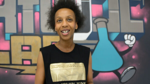 Joëlle Kapompole: la première sénatrice noire de Belgique se met au stand up