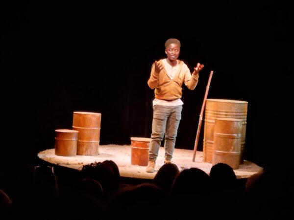 Fran Kourouma; le succès sur scène du parcours d’un migrant raconté par lui même